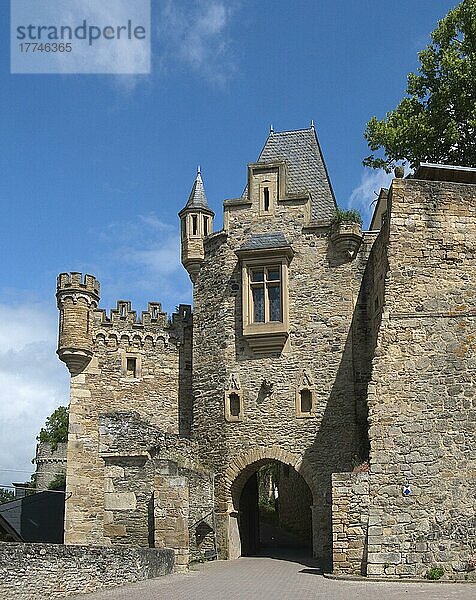 Das Eingangsportal von Schloss Dhaun. Die sehenswerte Schlossruine liegt hoch über dem Kellenbachtal und gilt als die größte Anlage ihrer Art im Nahetal im Hunsrück in Hochstetten-Dhaun  Rheinland-Pfalz  Deutschland  Europa