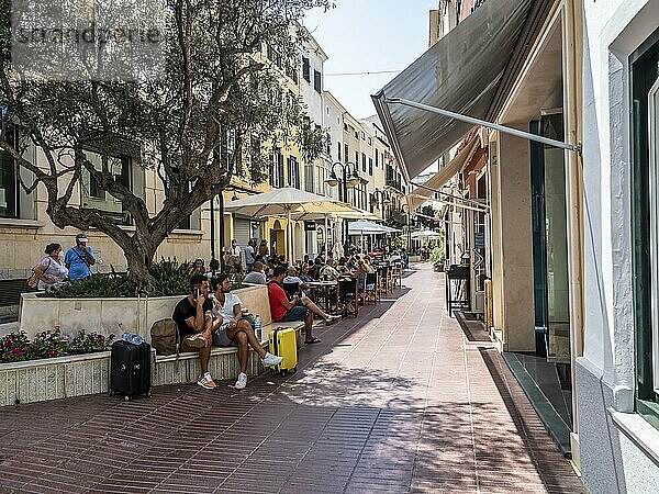Fußgängerzone in der Altstadt von Mahon  Port de Mao  Menorca  Balearen  Balearische Inseln  Mittelmeer  Spanien  Europa