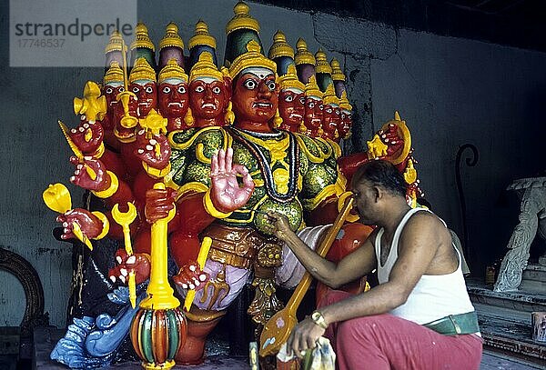 Mann beim Einfärben der Holzstatue von Ravanan  Chennai  Tamil Nadu  Indien  Asien