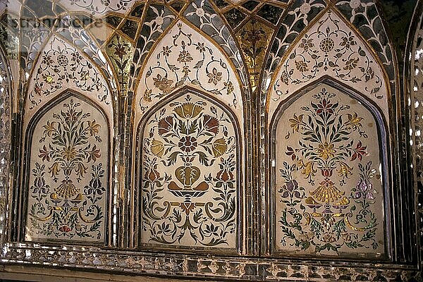 Geschnitzte Mosaikpaneele im Sheesh Mahal im Amber Fort  Jaipur  Rajasthan  Indien  Asien