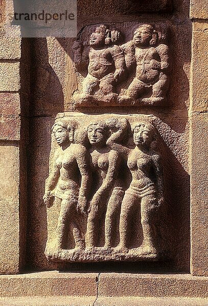 Skulpturen aus dem 11. Jahrhundert an der Außenwand des Siva-Tempels in Gangaikonda Cholapuram  Tamil Nadu  Indien  Asien