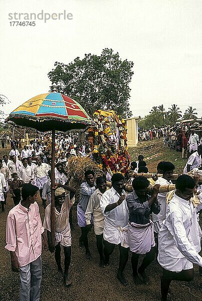 Dorfbewohner tragen ein Terrakotta-Pferd während des Puravi-Eduppu-Festes  Tamil Nadu  Indien  Asien