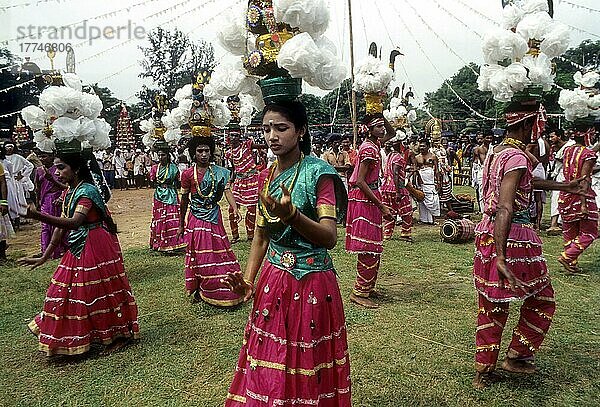 Karagam-Tanzvorführung beim Atham-Festival in Thrippunithura bei Ernakulam  Kerala  Indien  Asien