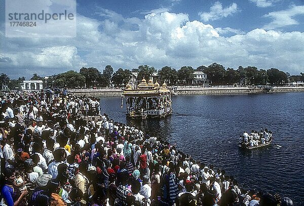 Schwimmfest im Mariamman-Tank oder Vandiyur-Tank in Madurai  Tamil Nadu  Indien  Asien