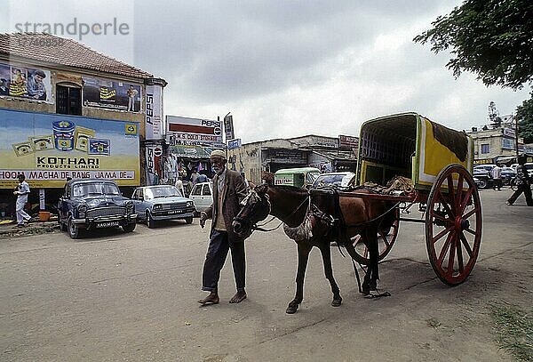 Ein Jatka oder Tonga  Pferdewagen in der Nähe des Russell-Marktes in Bengaluru oder Bangalore  Karnataka  Indien  Asien