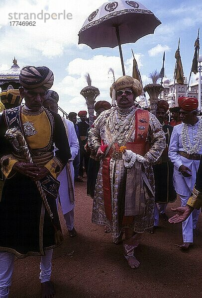 Der Maharaja Seine Hoheit Srikantadatta Narasimharaja Wadiyar Bahadur nimmt am Dussera- oder Dasara-Fest teil  Mysuru oder Mysore  Karnataka  Indien  Asien
