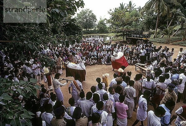 Dummy-Bullentanz  Volkstanz in Madurai  Tamil Nadu  Indien  Asien