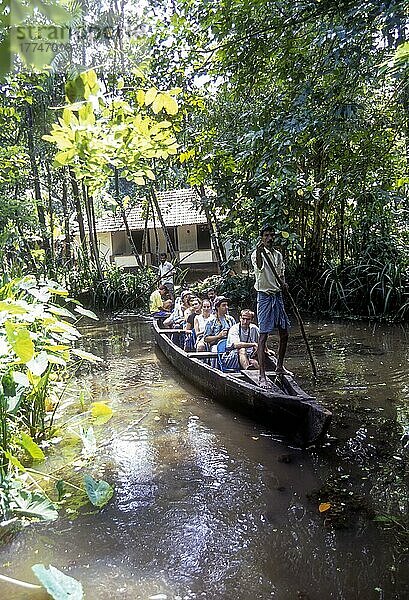 Touristen genießen die Backwaters von Ettumanoor  Kerala  Indien  Asien