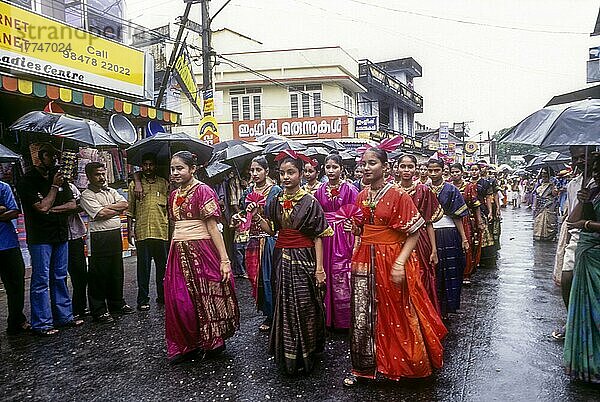 Athachamayam Festumzug in Tripunithua bei Regen  Vor Onam  Kerala  Indien  Asien