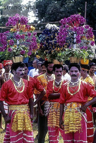 Karagam-Tänzer beim Athachamayam-Fest in Thripunithura während Onam in der Nähe von Ernakulam  Kerala  Indien  Asien