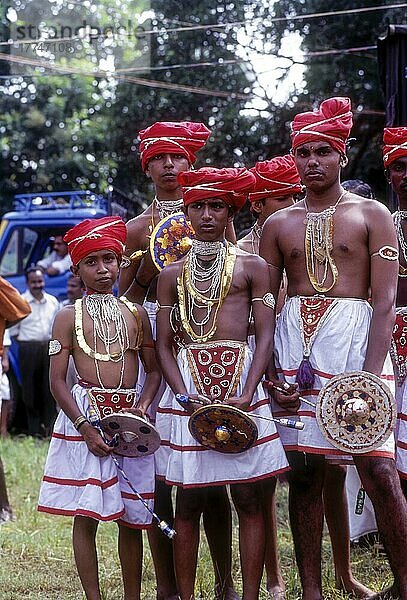 Velakali-Kampftänzer beim Athachamayam-Fest in Thripunithura während Onam in der Nähe von Ernakulam  Kerala  Indien  Asien
