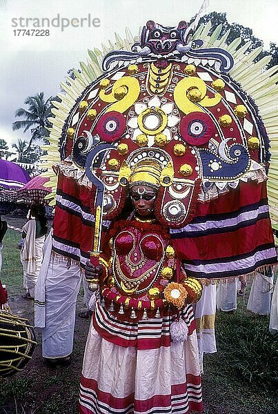 Theyyam-Tänzer in Kavadiyattam bei der Athachamayam-Feier in Thripunithura während Onam in der Nähe von Ernakulam  Kerala  Indien  Asien