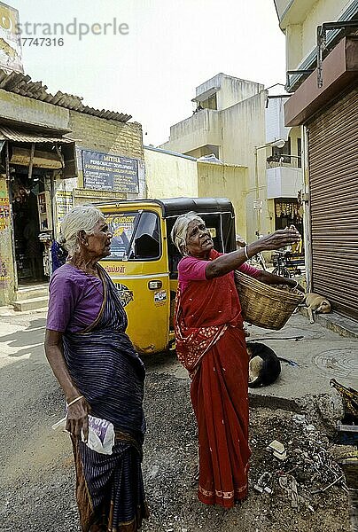 Zwei alte Fraün im Gespräch auf der Straße in Chennai  Tamil Nadu  Indien  Asien