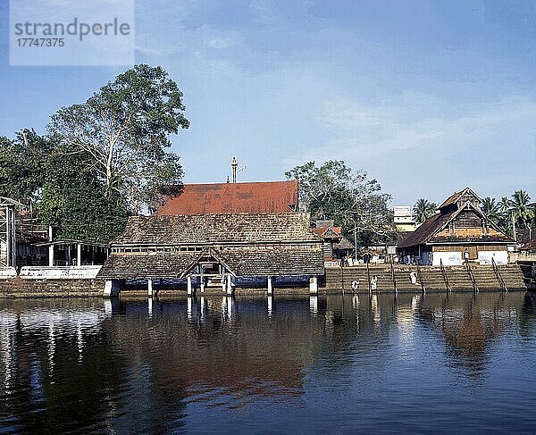 Sree Krishna-Tempel und Teich in Ambalapuzha  Kerala  Indien  Asien