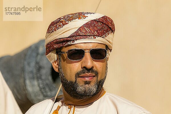 Ein Mann singt traditionelle Lieder während des freitäglichen Ziegenmarktes in Nizwa  Sultanat Oman