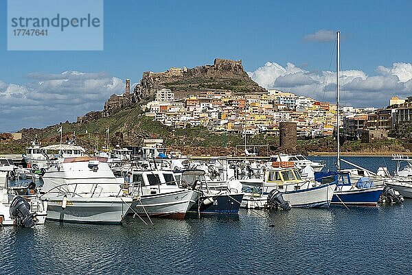 Boote im Hafen von Castelsardo  Sardinien  Italien  Europa