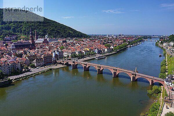 Luftaufnahme  Alte Brücke  Barock  erbaut 1788  Fluss Neckar  links barocke Altstadt  dahinter Gaisberg 375 Meter  Heidelberg  Kurpfalz  Baden-Württemberg  Deutschland  Europa