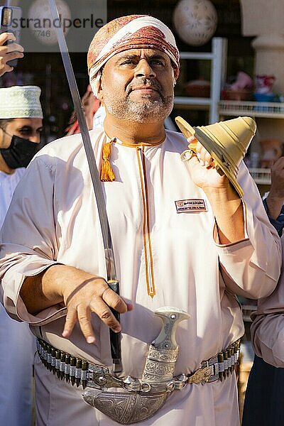 Ein Mann singt traditionelle Lieder während des freitäglichen Ziegenmarktes in Nizwa  Sultanat Oman