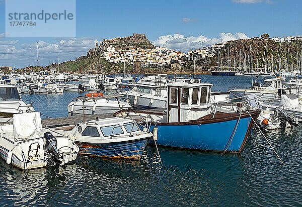 Boote im Hafen von Castelsardo  Sardinien  Italien  Europa