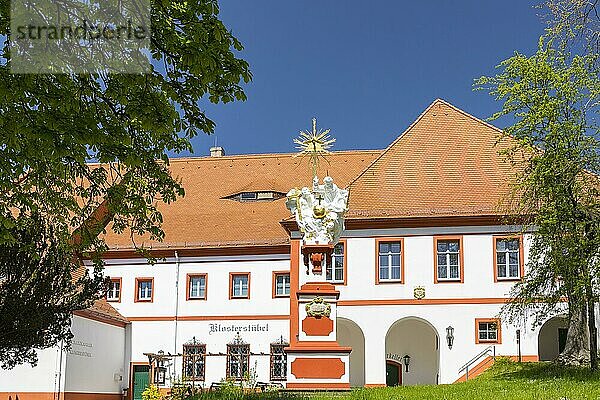 Heiligenfigur auf dem Klosterhof  im Hintergrund das Klosterstübel  Kloster St. Marienstern  Panschwitz-Kuckau  Lausitz  Sachsen  Deutschland  Europa