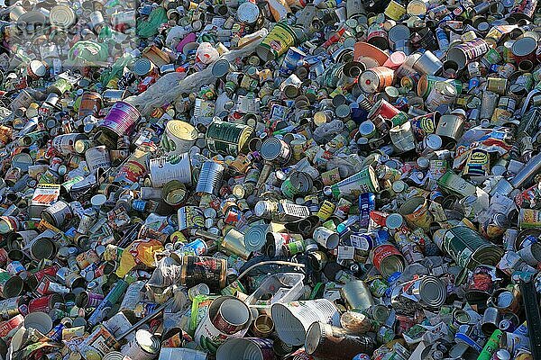 Abfallwirtschaft  Lager zum Recycling  Getränkedosen  Weißblech