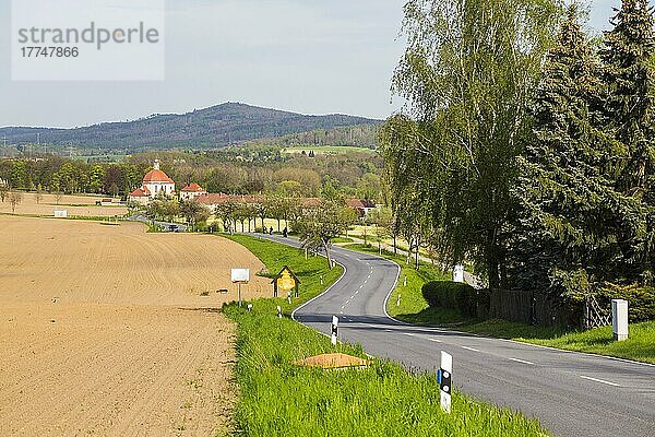 Landstraße nach Kirschau mit Johanneskirche  im Hintergrund das Oberlausitzer Bergland  Kirschau-Schirgiswalde  Sachsen  Deutschland  Europa