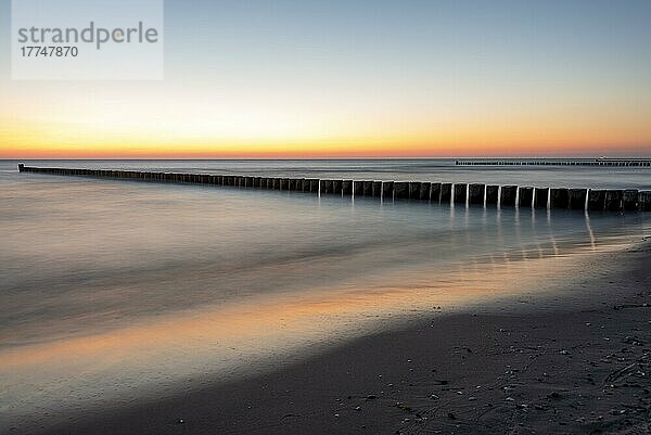 Sonnenuntergang an der Ostsee  Wellenbrecher  Vitte  Insel Hiddensee  Mecklenburg-Vorpommern  Deutschland  Europa