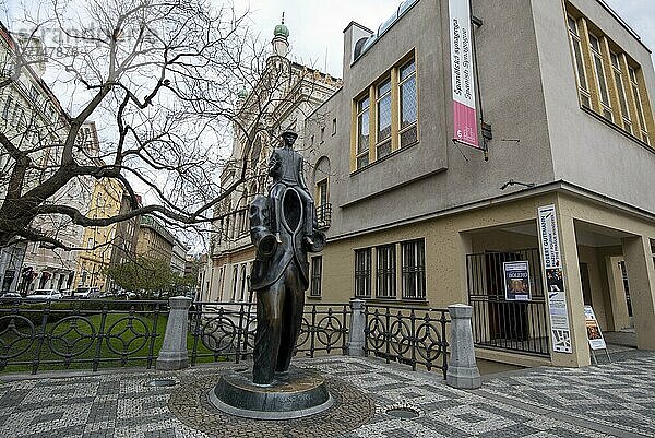 Franz Kafka Statue  dahinter Spanische Synagoge  Prag  Tschechien  Europa