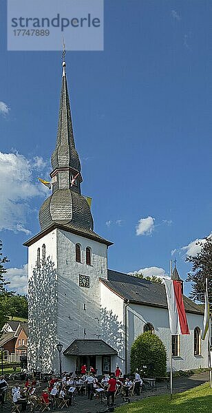 Kirche  Neuenkleusheim  Olpe  Sauerland  Nordrhein-Westfalen  Deutschland  Europa