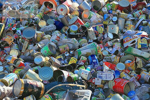 Abfallwirtschaft  Lager zum Recycling  Getränkedosen  Weißblech