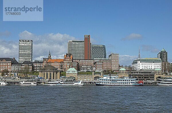 Ausflugsschiffe  Landungsbrücken  Hafen  Hamburg  Deutschland  Europa