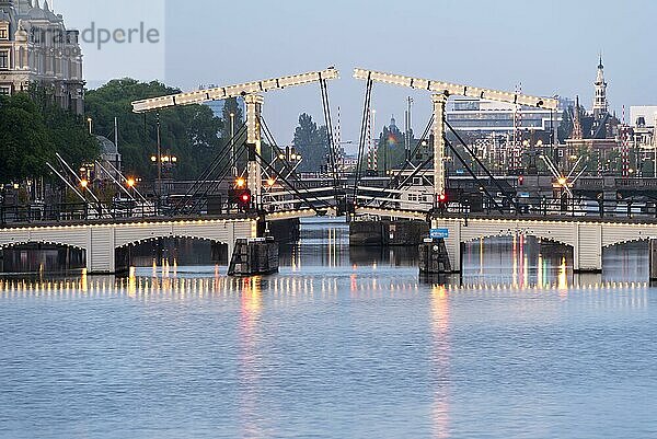 Magere Brug  beleuchtete Holländerbrücke  Kerkstraat  Fluss Amstel  Amsterdam  Niederlande  Europa