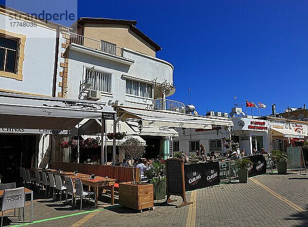Hafenstadt Girne  Kyrenia  Strassenszene  Restaurants in der Altstadt  Nordzypern