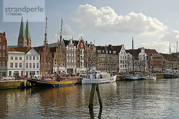 Boote auf der Trave im Museumshafen mit dem Kirchturm von St. Marien  Altstadt  Lübeck  Schleswig-Holstein  Deutschland  Europa