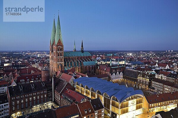 Luftaufnahme der Altstadt mit St. Marien Kirche am Abend  Teil des UNESCO Welterbe Altstadt  Lübeck  Schleswig-Holstein  Deutschland  Europa