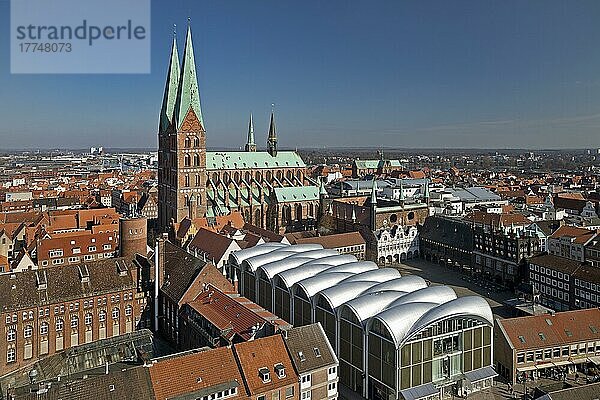Vogelperspektive auf die Altstadt mit St. Marien Kirche und auffälligem Dach von Peek und Cloppenburg  Lübeck  Schleswig-Holstein  Deutschland  Europa