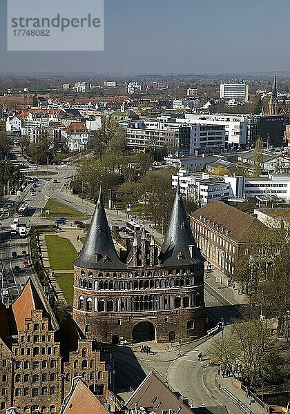 Holstentor von Oben  ehemaliges Stadttor  Teil der UNESCO Welterbe Lübecker Altstadt  Lübeck  Schleswig-Holstein  Deutschland  Europa