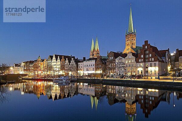 Die historische Altstadt an der Obertrave mit der Kirche St. Marien und der Kirche St. Petri am Abend  Lübeck  Schleswig-Holstein  Deutschland  Europa