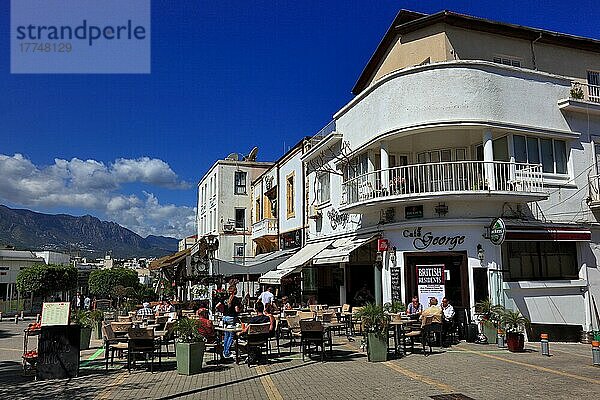 Hafenstadt Girne  Kyrenia  Strassenszene  Restaurants in der Altstadt  am Hafen  Nordzypern