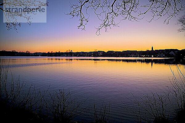 Stimmungsvolle Aussicht am Abend auf den Ratzeburger See  Ratzebuirg  Schleswig-Holstein  Deutschland  Europa