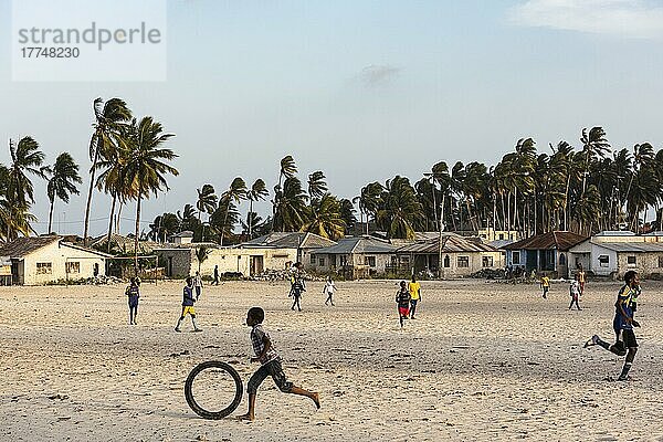 Kinder spielen Fußball auf Dorfplatz in Paje  Unguja  Ostküste Sansibar  Tansania  Afrika