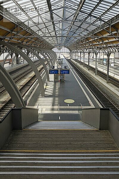 Hauptbahnhof  Innenraumaufnahme der vierschiffigen Bahnsteighalle  Architekt Fritz Klingholz  Lübeck  Schleswig-Holstein  Deutschland  Europa