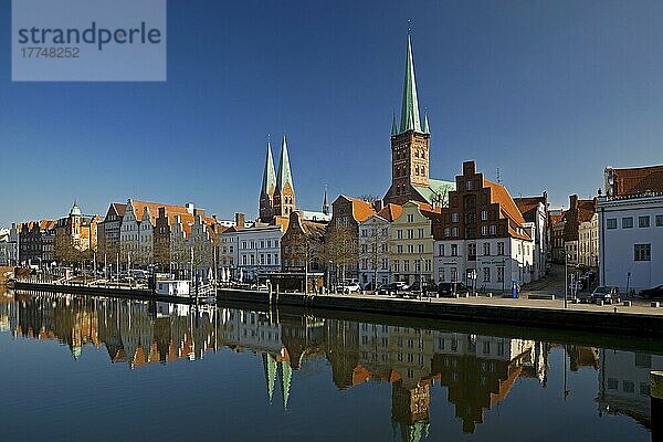 Die historische Altstadt an der Obertrave mit der Kirche St. Marien und der Kirche St. Petri  Lübeck  Schleswig-Holstein  Deutschland  Europa
