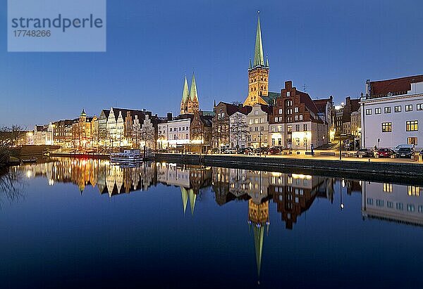 Die historische Altstadt an der Obertrave mit der Kirche St. Marien und der Kirche St. Petri am Abend  Lübeck  Schleswig-Holstein  Deutschland  Europa