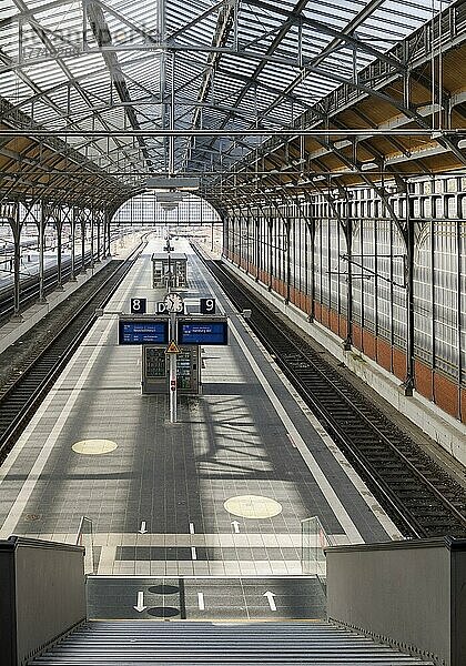 Hauptbahnhof  Innenraumaufnahme der vierschiffigen Bahnsteighalle  Architekt Fritz Klingholz  Lübeck  Schleswig-Holstein  Deutschland  Europa
