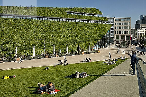 Grünes Ingenhoven-Tal mit Menschen  grüne Architektur in der City  Kö-Bogen II  Düsseldorf  Nordrhein-Westfalen  Deutschland  Europa
