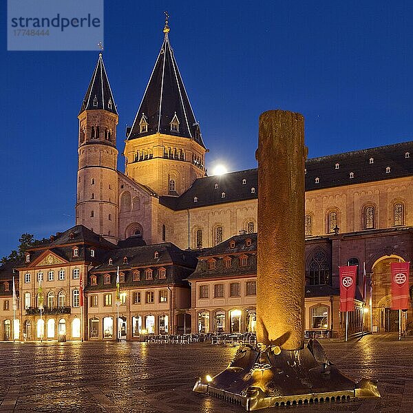 Der hohe Dom St. Martin und Heunensäule auf dem Marktplatz  Mainz  Rheinland-Pfalz  Deutschland  Europa