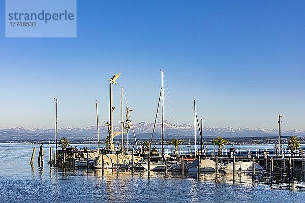 Magische Säule von Peter Lenk auf der Hafenmole  Hafen  Meersburg  Bodensee  Baden-Württemberg  Deutschland  Europa