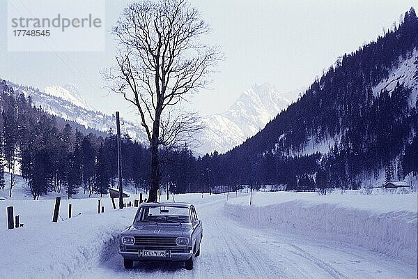 Rißtal Landesstraße  Hinteriss  Tirol  Österreich  Karwendel  Karwendelgebirge  Risserfalk  Schnee  Schneemassen  Winter  winterlich  Schneemauern  Schneefahrbahn  Reise  Reisefotografie  Kfz  Auto  Autoverkehr  Ford Taunus  Hochwinter  hochwinterlich  Alpenraum  Europa