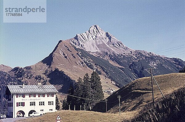 Warth am Lech  Biberkopf  Vorarlberg  Österreich  Schule  Schulhaus  Gemeindeamt  Färbung  Herbst  herbstlich  historisch  Siebziger Jahre  70er Jahre  Berge  Berglandschaft  Alpen  Alpenraum  Gebirge  alpin  Besiedlung  Reise  Reisefotografie  Europa